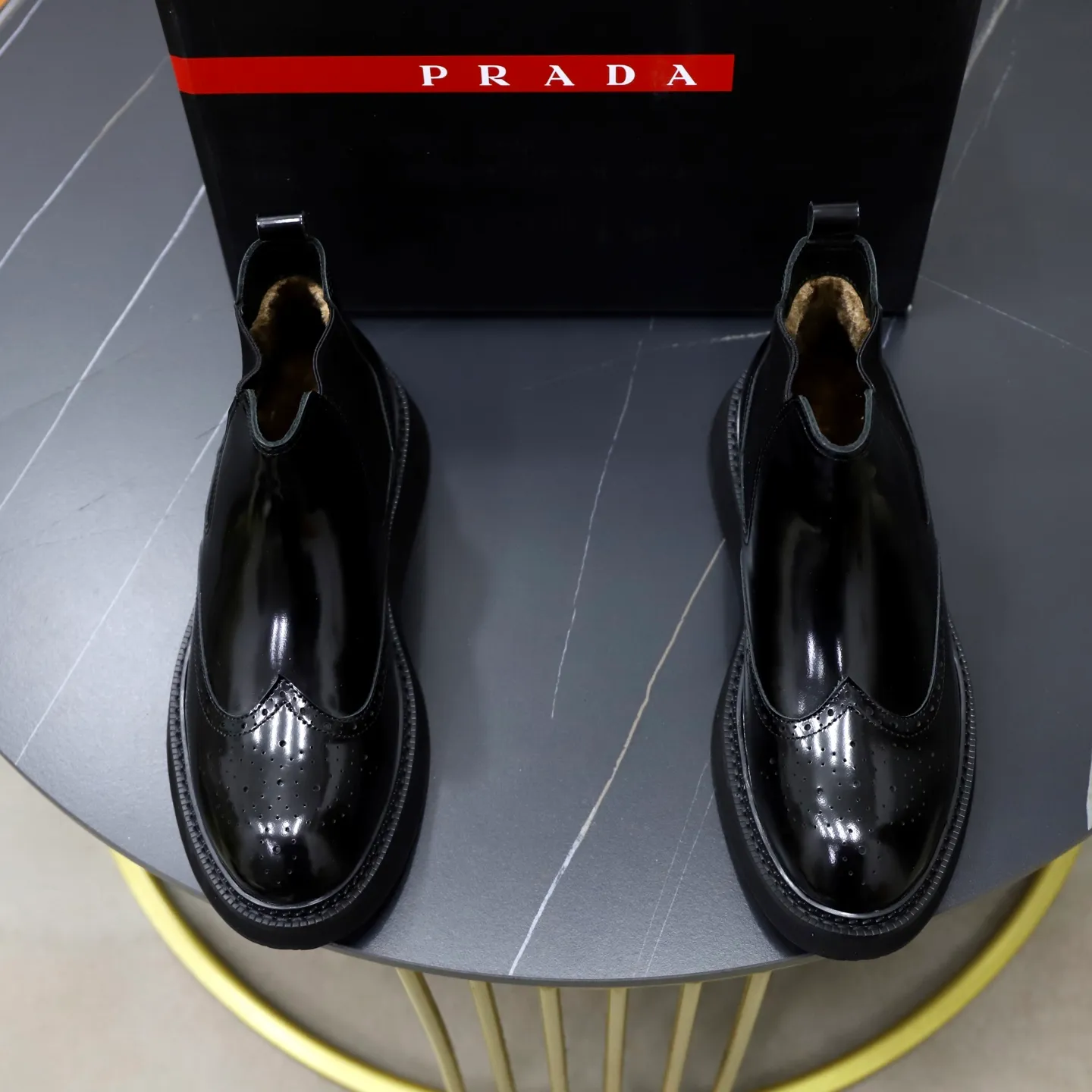 Ex-factory price: 680💰🙅‍♂️🙅‍♂️🙅‍♂️Fellow lining Cowhide lining Brand: PRADA Standard code: 38-44 (45 customized) Grade: Same style as the official website Material: Original high-grade cowhide surface Comfortable velvet lining Cowhide lining optional Non-slip soft wear-resistant outsole Style category: Men's fashionable casual boots Distinguished luxury brand elements Top luxury color: actual picture color